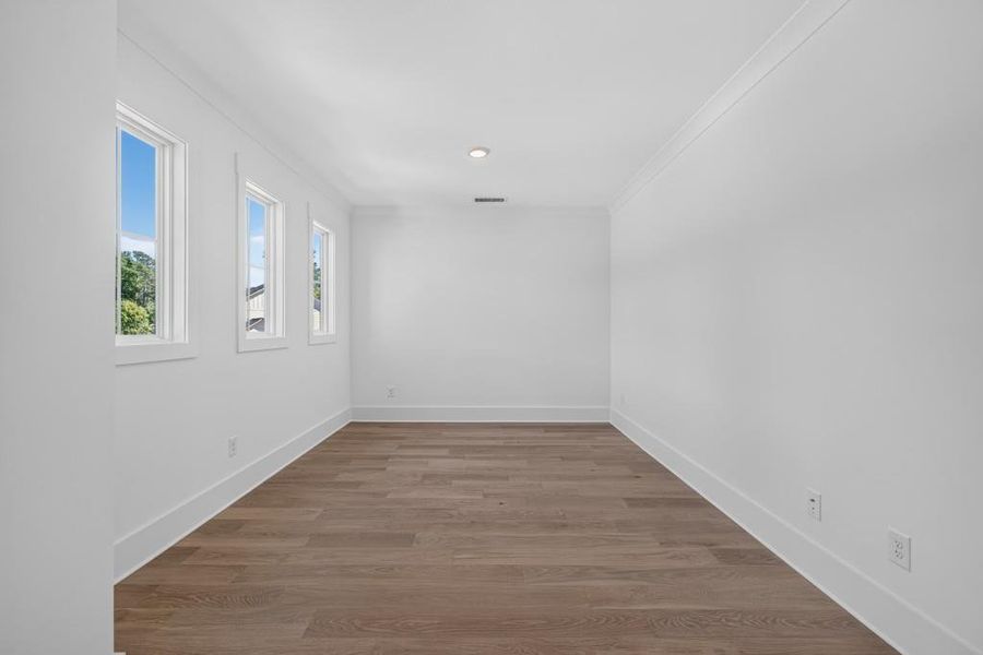 Spacious, unfurnished interior of a new home in Livingstone Park, Kennesaw (Image 40).