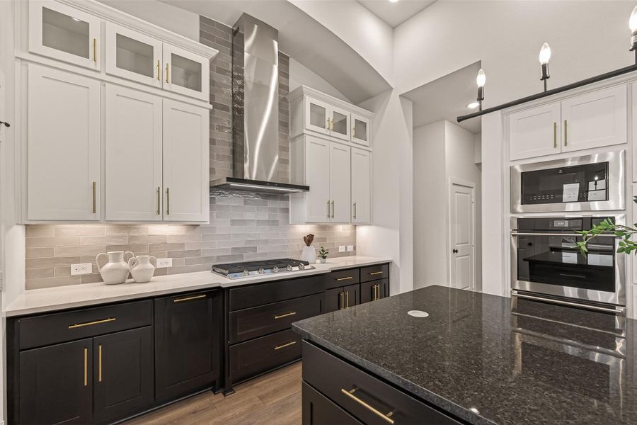 Under cabinet lighting, gas cooktop, double ovens and premium cabinetry.