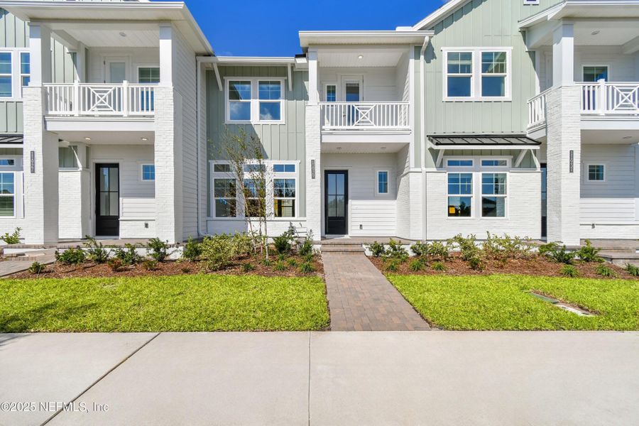 Exterior details and patio area of a home in , Jacksonville (Image 19).