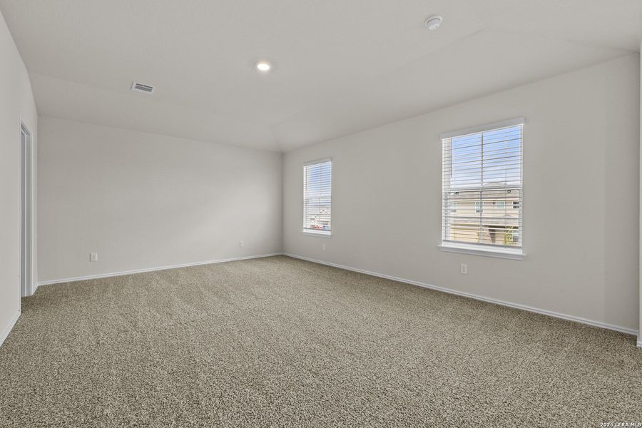 Spacious, unfurnished interior of a new home in Winding Creek, New Braunfels (Image 16).