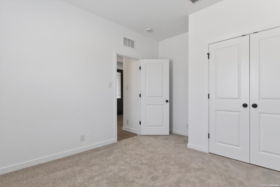 Spacious, unfurnished interior of a new home in Nopal Valley, San Antonio (Image 20).