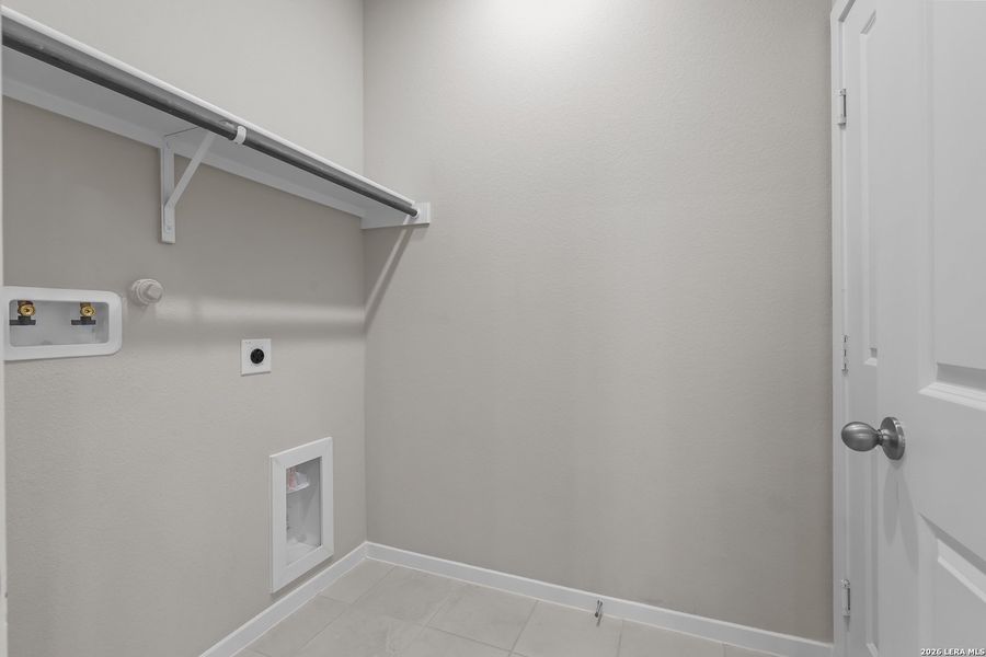 Spacious, unfurnished interior of a new home in Garden Grove, San Antonio (Image 34).