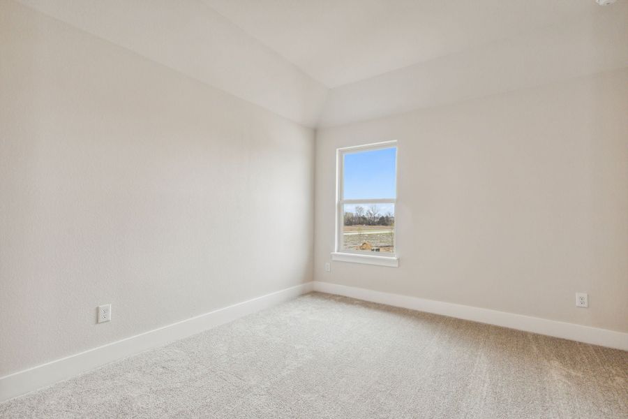 Spacious, unfurnished interior of a new home in Dove Hollow, Waxahachie (Image 26).
