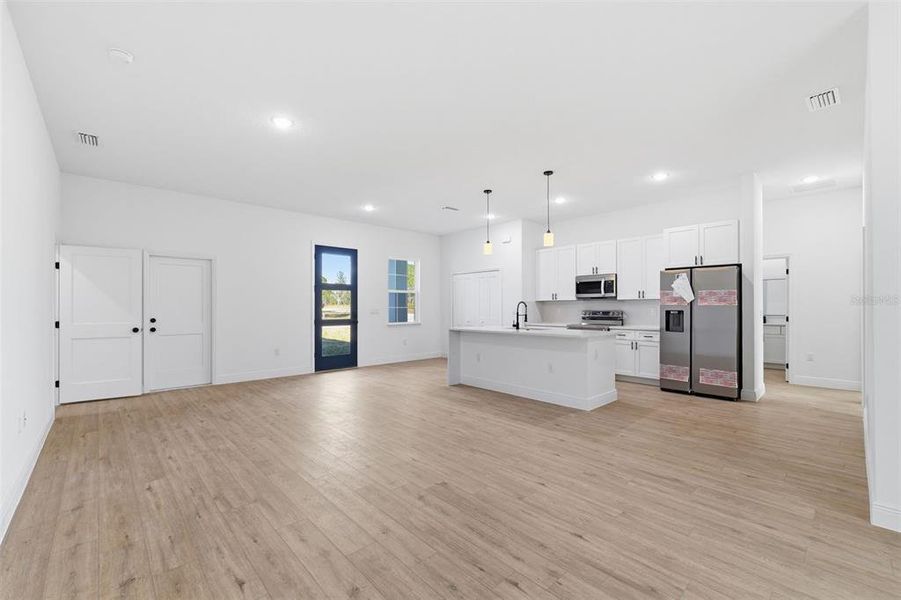 Spacious, unfurnished interior of a new home in , Dunnellon (Image 28).