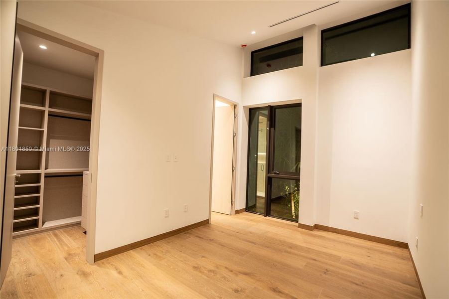 Spacious, unfurnished interior of a new home in , Coral Gables (Image 14).