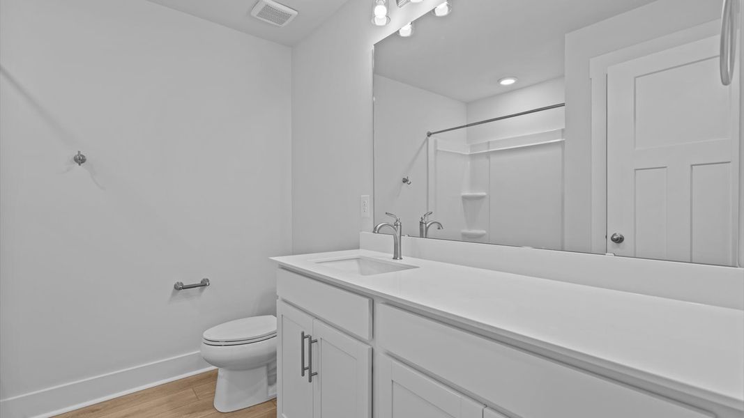 First-rate full bath featuring modern surfaces and a fresh, current color palette