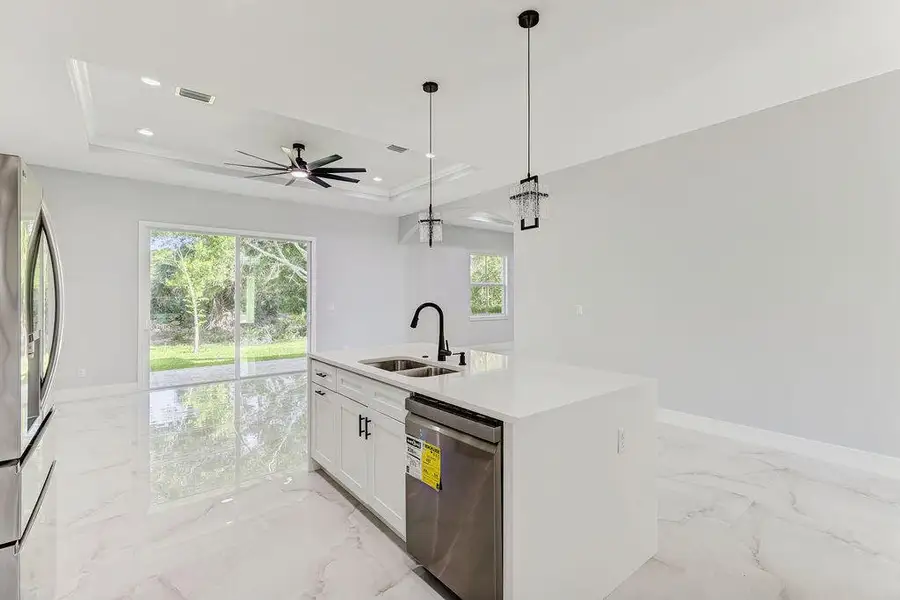 5DM40171_2_3_4_5Interior01