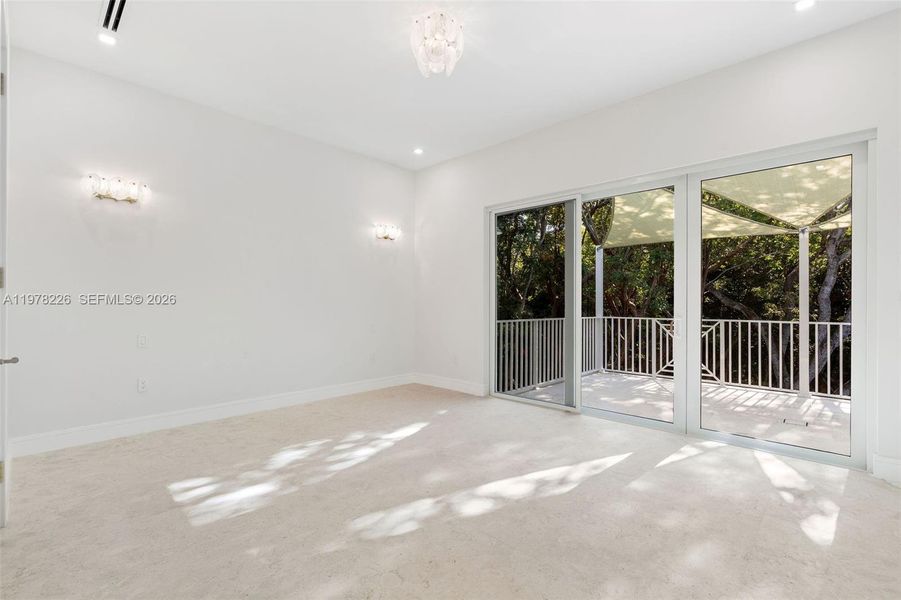 Spacious, unfurnished interior of a new home in , Islamorada, Village of Islands (Image 23).