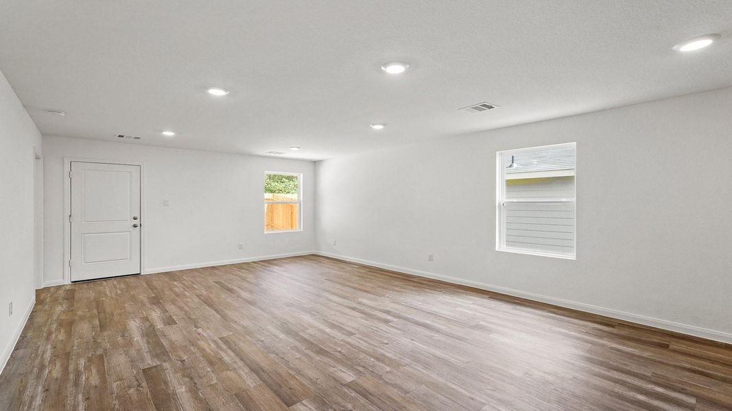 Spacious, unfurnished interior of a new home in McCrorey Trails, Conroe (Image 9).