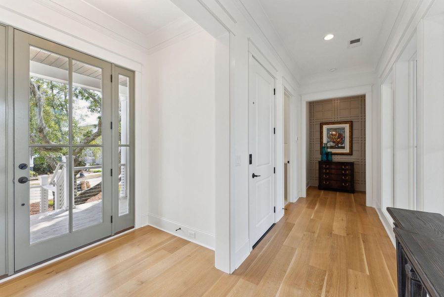 Spacious, unfurnished interior of a new home in Daniel Island Park, Charleston (Image 25).