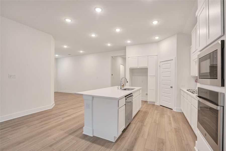 Furnished interior view inside a new home in Cross Creek Ranch 45′, Fulshear (Image 8).