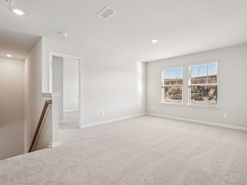 Spacious, unfurnished interior of a new home in Ivey Township, Dallas (Image 14).