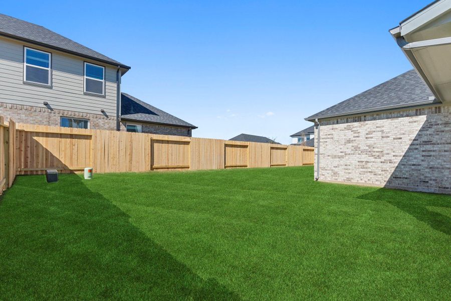 Exterior details and patio area of a home in Davis Harbor, League City (Image 19).