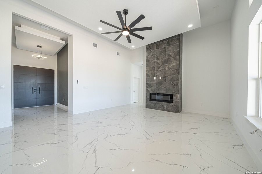 Spacious, unfurnished interior of a new home in , La Vernia (Image 31).