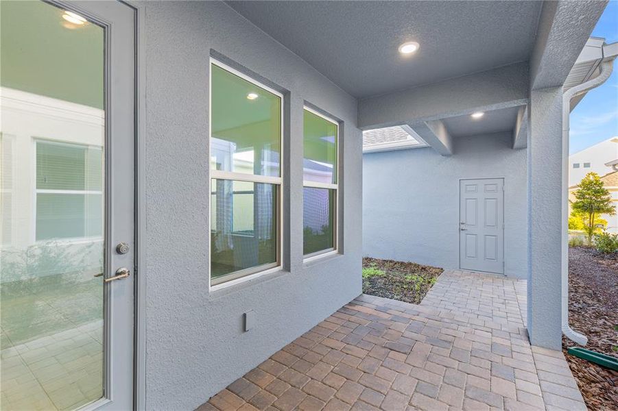 Exterior details and patio area of a home in , Winter Garden (Image 4).