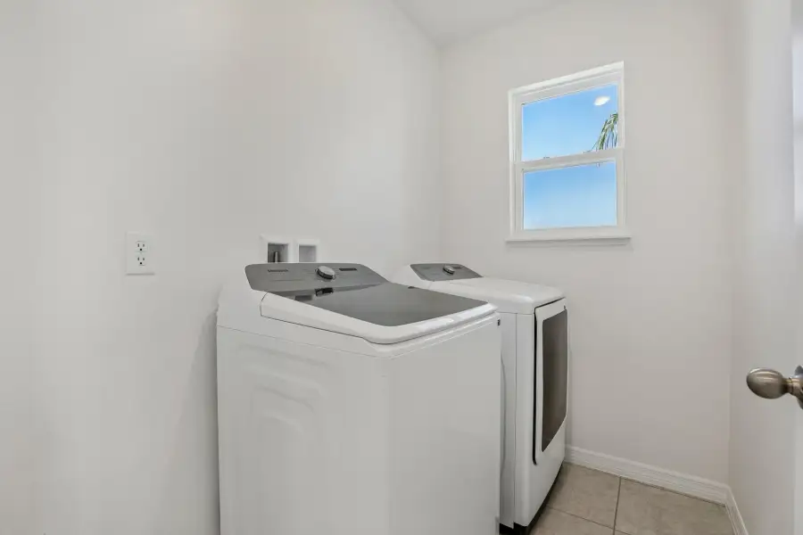Representative interior finishes for a home built from the Vista by Maronda Homes in Malabar Springs, Palm Bay (Image 12).