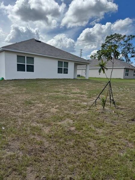 Exterior details and patio area of a home in Hernando County Spot Lots, Spring Hill (Image 1).