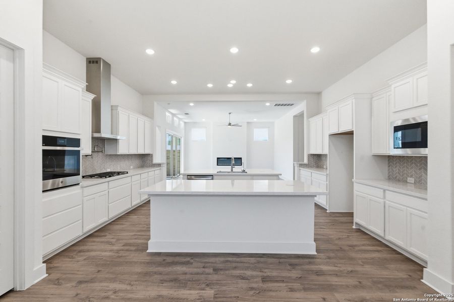Furnished interior view inside a new home in Mesa Western, Cibolo (Image 6).