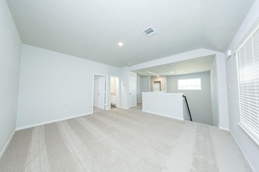 Spacious, unfurnished interior of a new home in River's Edge, Conroe (Image 11).