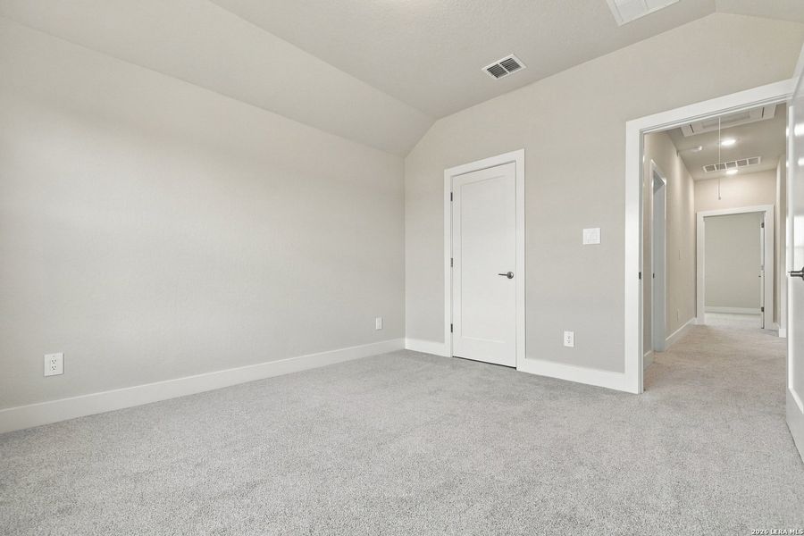 Spacious, unfurnished interior of a new home in Haby Hill 60s, San Antonio (Image 19).