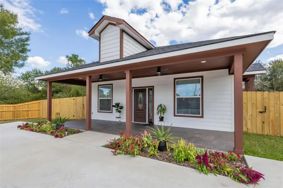 Exterior details and patio area of a home in , Navasota (Image 1). Exterior details and patio area of a home in , Navasota (Image 1).