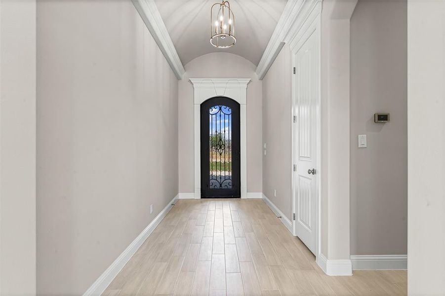 Spacious, unfurnished interior of a new home in Pecan Plantation, Granbury (Image 24).