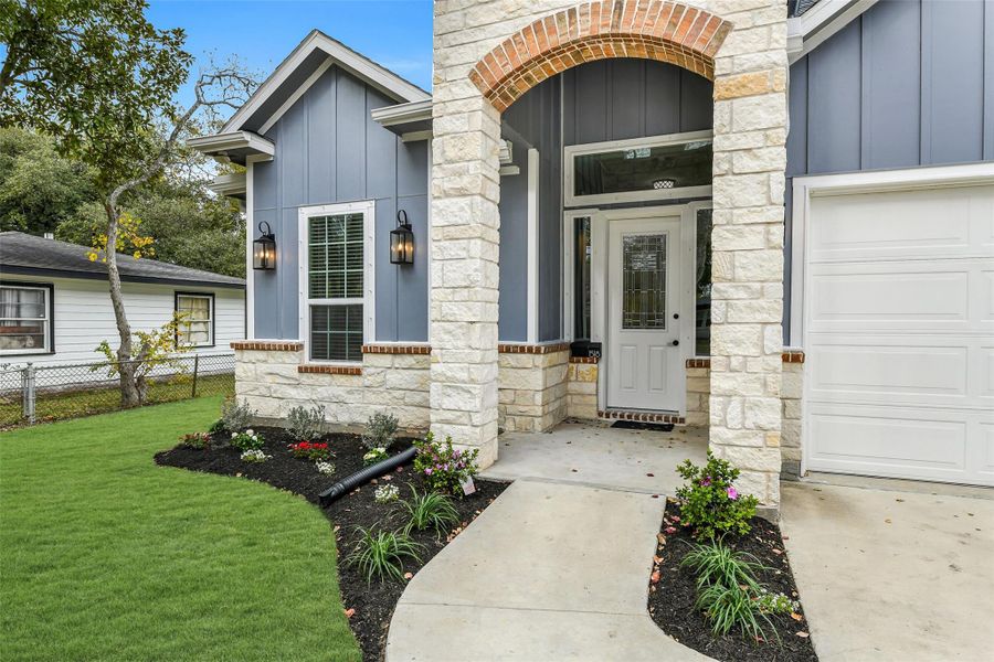 Exterior details and patio area of a home in , La Marque (Image 3).