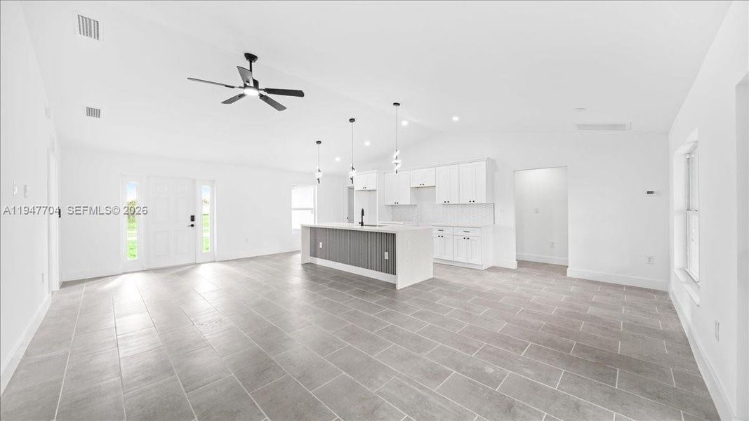 Spacious, unfurnished interior of a new home in , Cape Coral (Image 12).