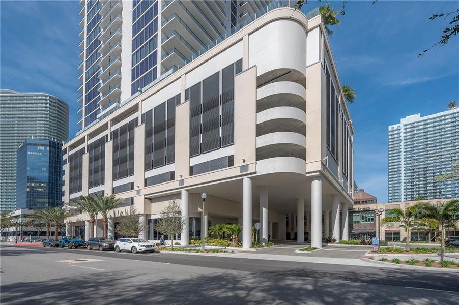 Condo located in St. Petersburg, FL showcasing its design and architecture (Image 5).