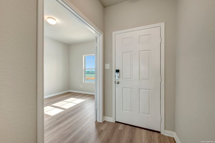 Spacious, unfurnished interior of a new home in Mesquite Ridge, San Antonio (Image 18).