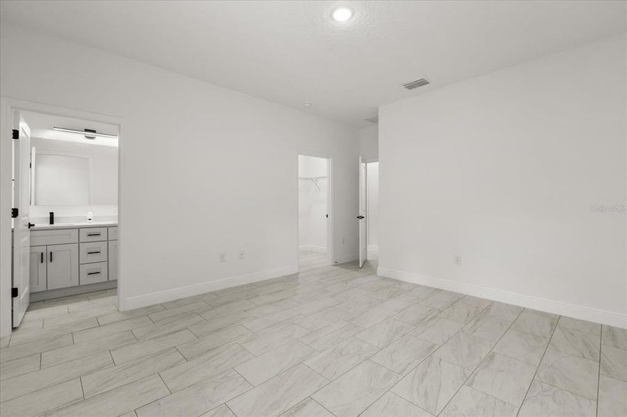 Spacious, unfurnished interior of a new home in , Citrus Springs (Image 29).