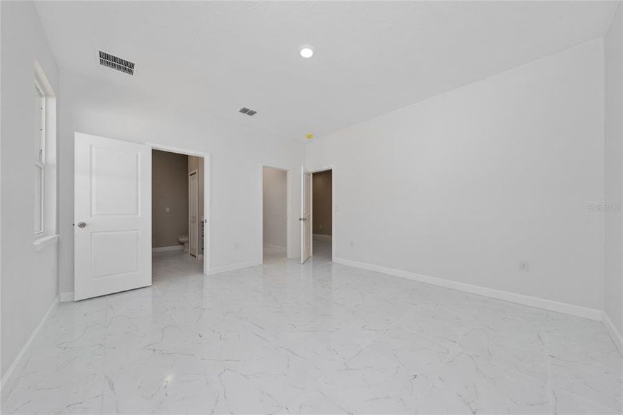 Spacious, unfurnished interior of a new home in , Orlando (Image 14).