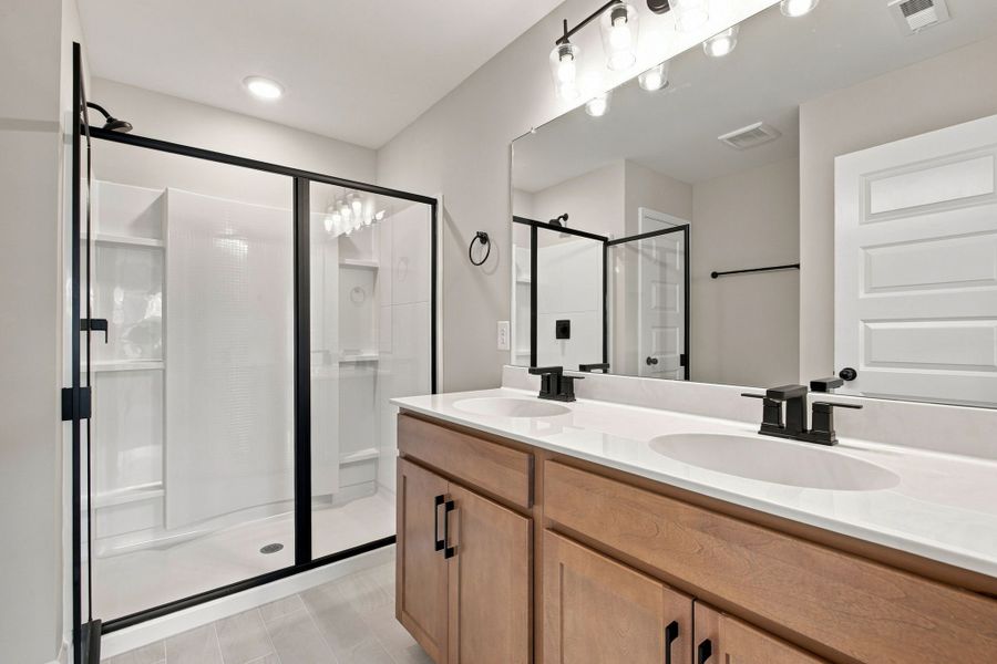 Dual Primary en Suite Bathroom in the Tahoe at Oxford Station