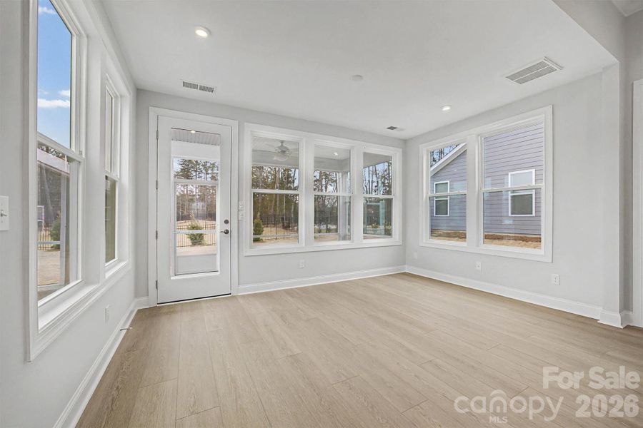 Spacious, unfurnished interior of a new home in Handsmill on Lake Wylie, York (Image 19).