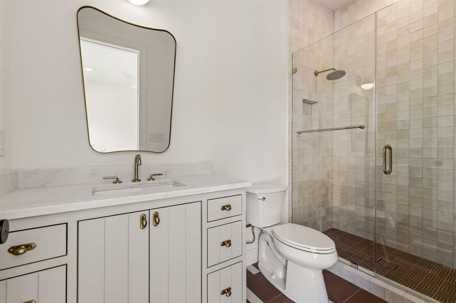 En suite bath 4 of 5