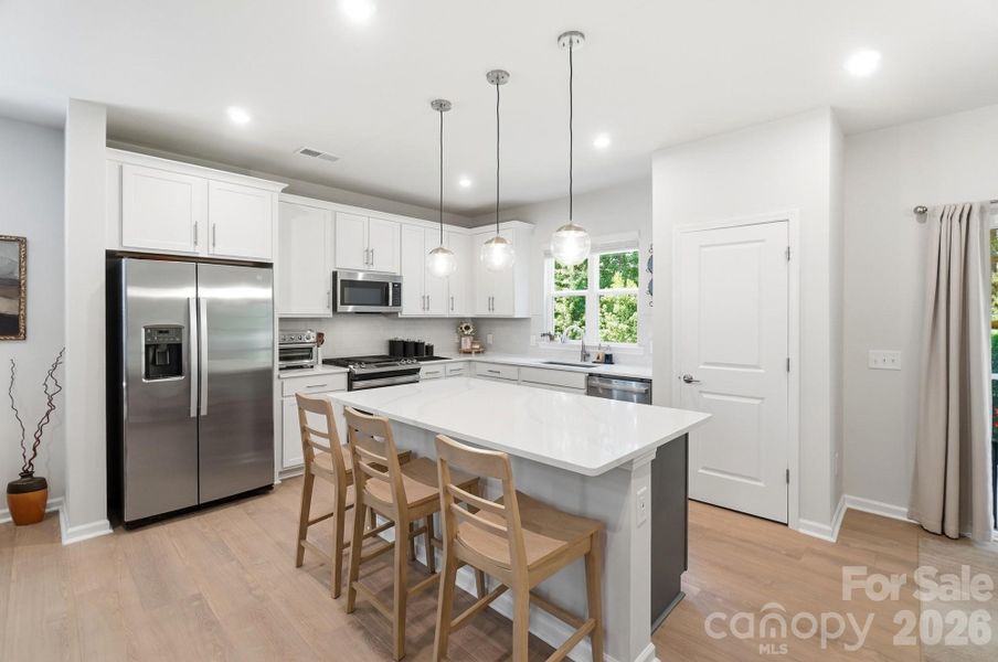 Gas range! Fridge conveys!