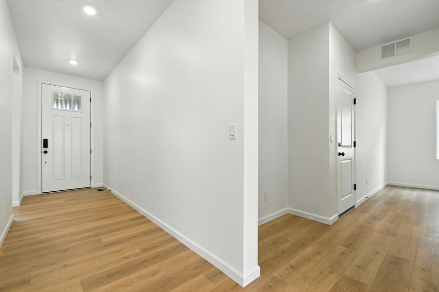 Spacious, unfurnished interior of a new home in Trailstone, Arvada (Image 15).