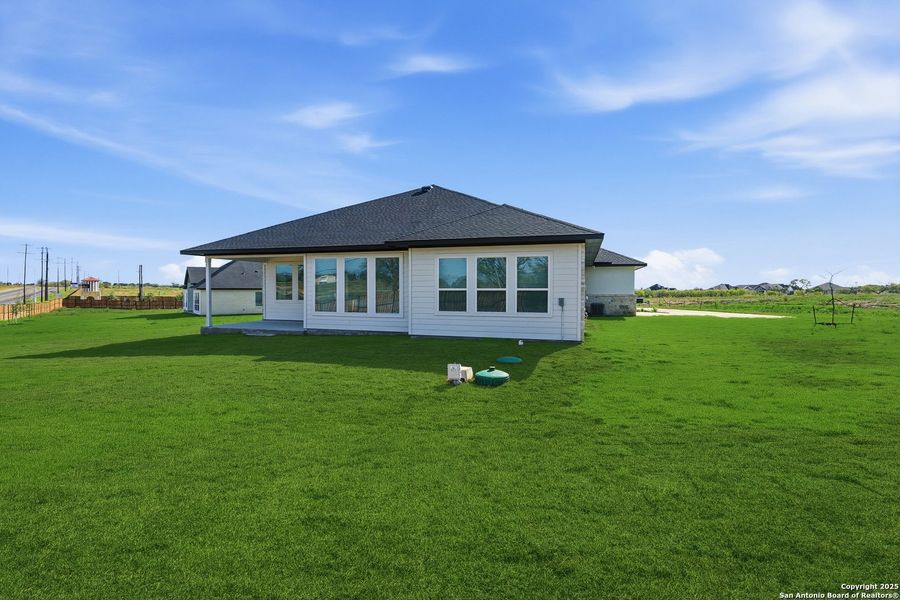 Exterior details and patio area of a home in Sienna Lakes, San Antonio (Image 28).