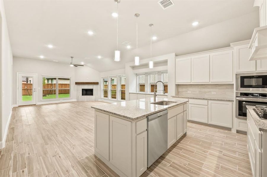 Furnished interior view inside a new home in Somerset, Venus (Image 13).