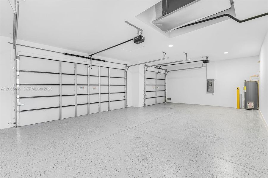 Spacious, unfurnished interior of a new home in , Cape Coral (Image 16).