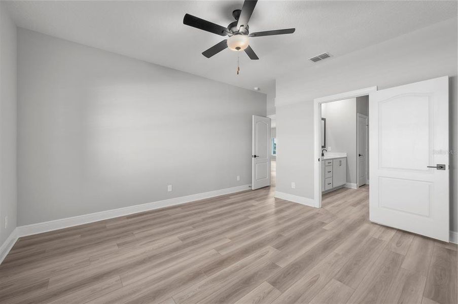 Spacious, unfurnished interior of a new home in Gum Lake Preserve, Lake Alfred (Image 21).