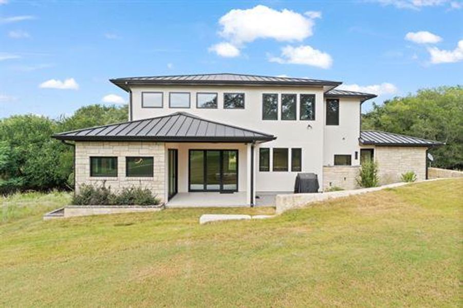 Exterior details and patio area of a home in , Horseshoe Bay (Image 3).