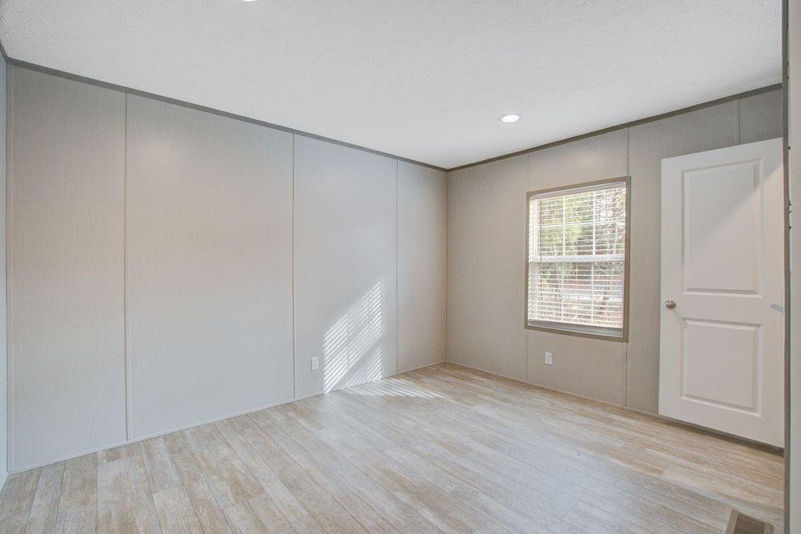 Spacious, unfurnished interior of a new home in , Walterboro (Image 34).
