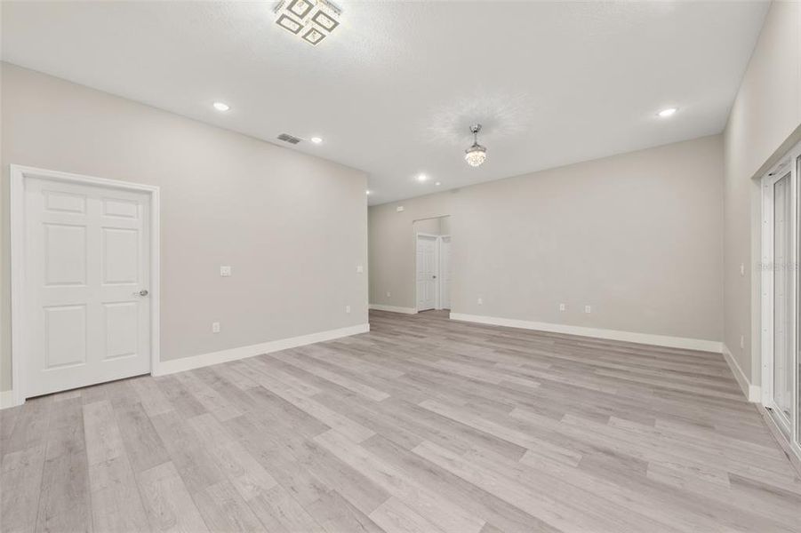 Spacious, unfurnished interior of a new home in , Sebring (Image 42).