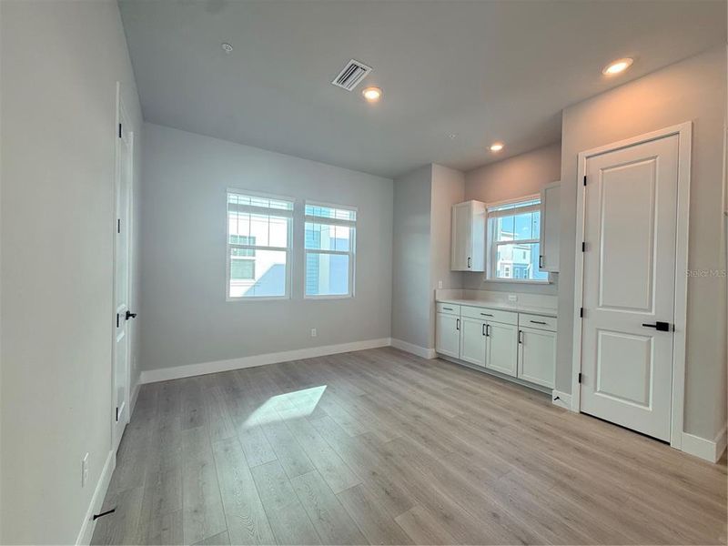 Spacious, unfurnished interior of a new home in Towns at Union, St. Petersburg (Image 6).