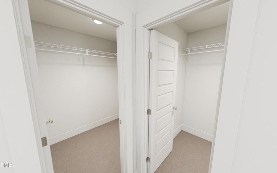 Main Bedroom 2 Walk In Closets - Snoop &