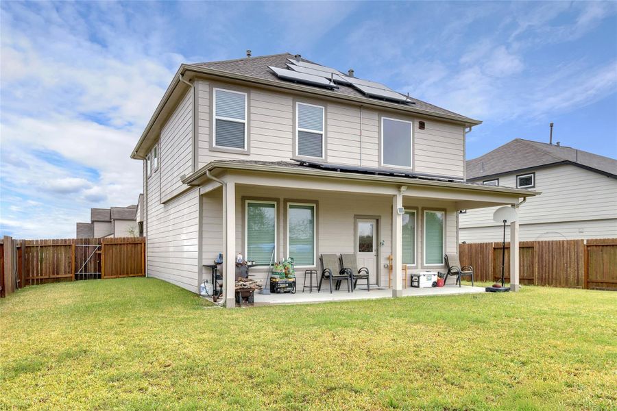 Exterior details and patio area of a home in Fairpark Village, Rosenberg (Image 3).