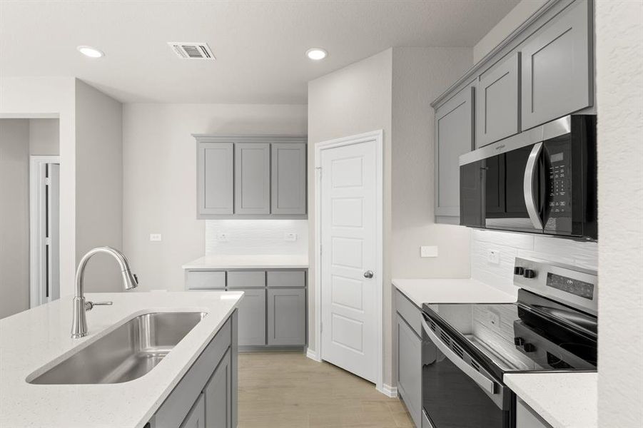 17. 8224 Kingfisher - Kitchen (4)