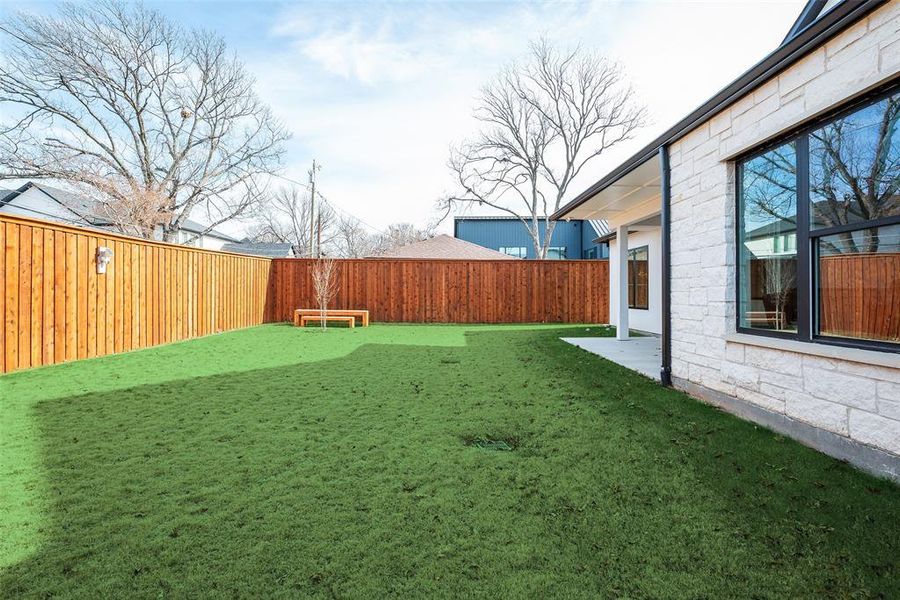 Exterior details and patio area of a home in , Dallas (Image 24).
