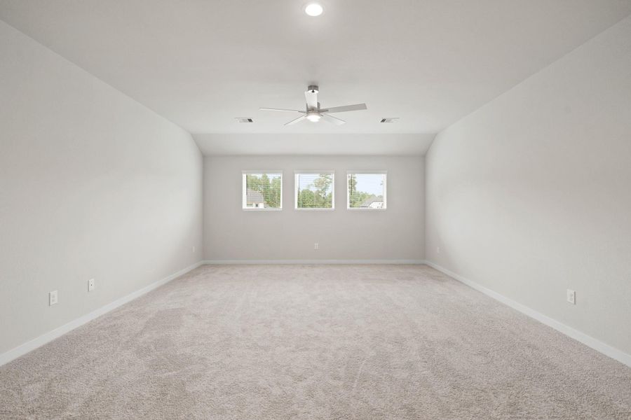 Spacious, unfurnished interior of a new home in Barton Creek Ranch, Conroe (Image 21).